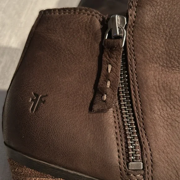 FRYE Women’s Brown Ankle Booties Distressed Texture All Over Size 6 Gently Used - Picture 5 of 16